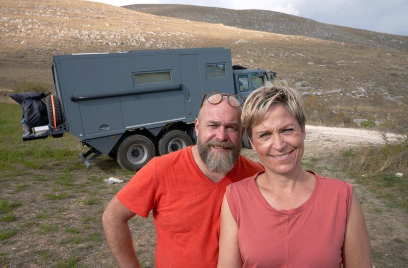 Peter ist leidenschaftlicher Off-Road-Fahrer und möchte mit einem Allrad-Wohnmobil irgendwann die Welt umrunden. Das Paar plant den Bau eines Reisemobils ohne Kompromisse. – (v.r.n.l.) Tanja (45) und Peter (49) aus Ruppichteroth vor ihrem jahrelang umgebauten LKW in den Abruzzen. – Bild: WDR/​Sagamedia