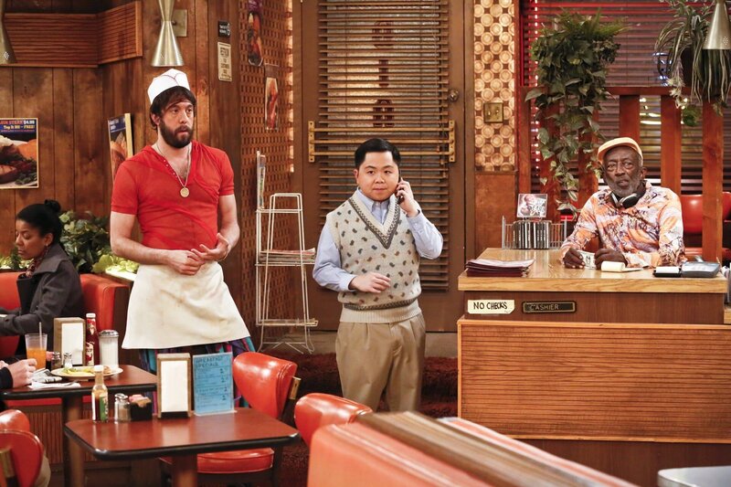 Oleg (Jonathan Kite, l.), Han (Matthew Moy, M.) und Earl (Garrett Morris, r.) glauben, Caroline und Max feiern gerade mit Hollywood-Stars eine Party und die beiden würden sie doch niemals belügen, oder? – Bild: GLEN