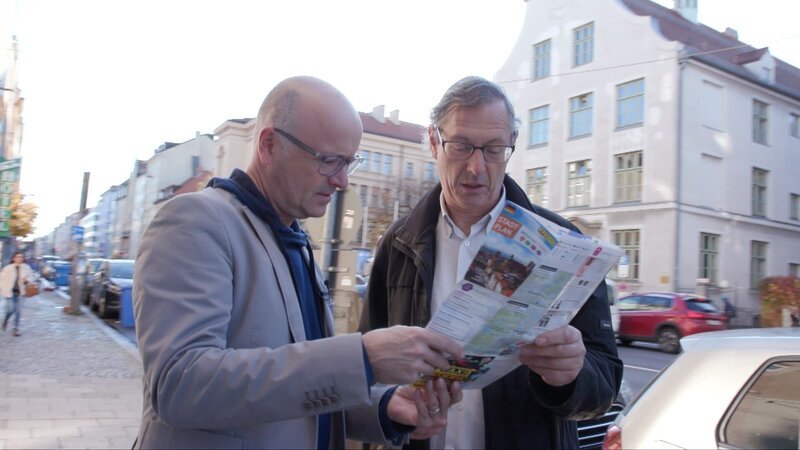Orientierung mit einem Stadtplan und einem freundlichen Passanten war in der vordigitalen Zeit das Maß aller Dinge in einer fremden Stadt. GPS-Navigationssysteme haben beide verdrängt. – Bild: BR/​Klaus Hernitschek