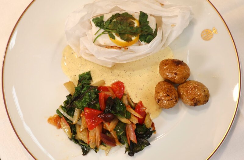 Kabeljau in Pergament mit Mangold und saisonales Gemüse – die Vorspeise von Floria Langfräfin von Hessen. – Bild: HR/​Alexander Pötzsch