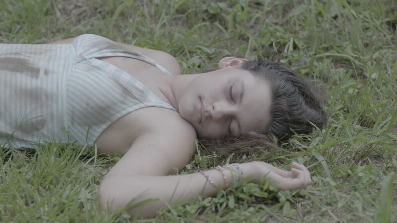 A dead woman lying on the grass. – Bild: TLC