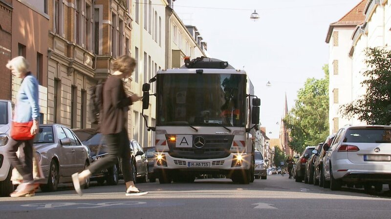 Spiegel, Kameras und Bremsassistenten am Müllfahrzeug sorgen in Hannovers Straßenverkehr für Sicherheit. – Bild: NDR/FILMBLICK/Timo Hayen Spiegel, Kameras und Bremsassistenten am Müllfahrzeug sorgen in Hannovers Straßenverkehr für Sicherheit. – Bild: NDR/FILMBLICK/Timo Hayen
