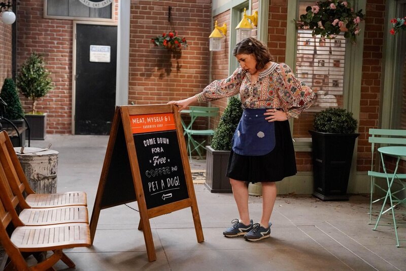 Kat (Mayim Bialik) – Bild: Warner Bros. Entertainment Inc.