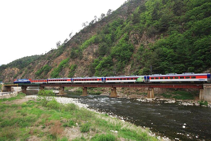 Ein Korailtrain unterwegs im Gebirge. – Bild: SWR/​Grit Merten
