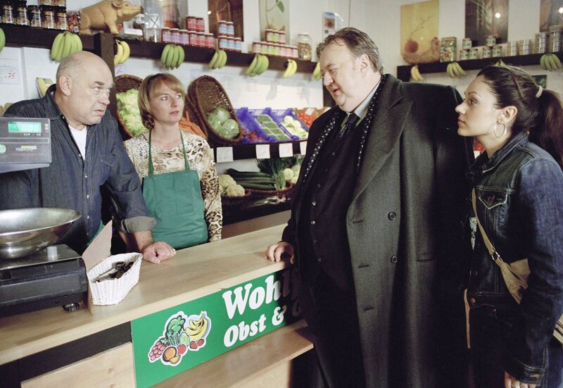 Yasmin (Burcu Dal, r.) und Gregor Ehrenberg (Dieter Pfaff, 2.v.r.) sprechen mit Gemüsehändler Gerd Wohlfahrt (Hans Martin Stier, l.) und dessen Frau Ellen (Beata Lehmann, 2.v.l.) über die Schließung von Biesens Laden. Gerd Wohlfahrt (Hans Martin Stier, 2.v.r.). Zwischen den Freunden herrscht dicke Luft. – Bild: HR/​ARD/​Marion von der Mehden