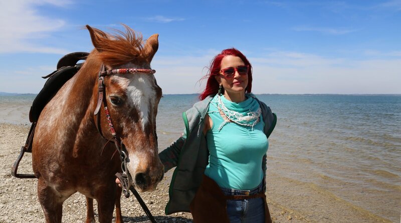 Manja Wolf mit ihrem Pferd. – Bild: BR/​Stefan Panzner