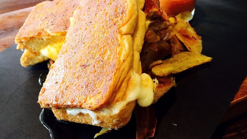 High Angle View Of Grilled Cheese Sandwich On Table In Restaurant – Bild: Ciara Gutierrez /​ EyeEm /​ Getty Images