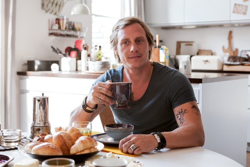 Tamás (Patrick Kalupa) versucht alles, um Betty wieder zurückzugewinnen. – Bild: ORF/​ZDF/​Kai Schulz