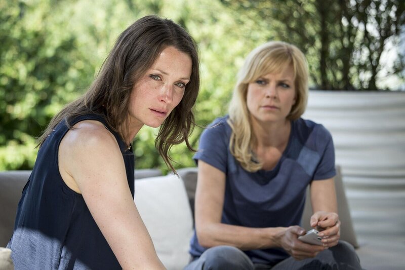Eva Malevich (Kathrin Kühnel, l.); Ina Zimmermann (Melanie Marschke, r.) – Bild: ZDF