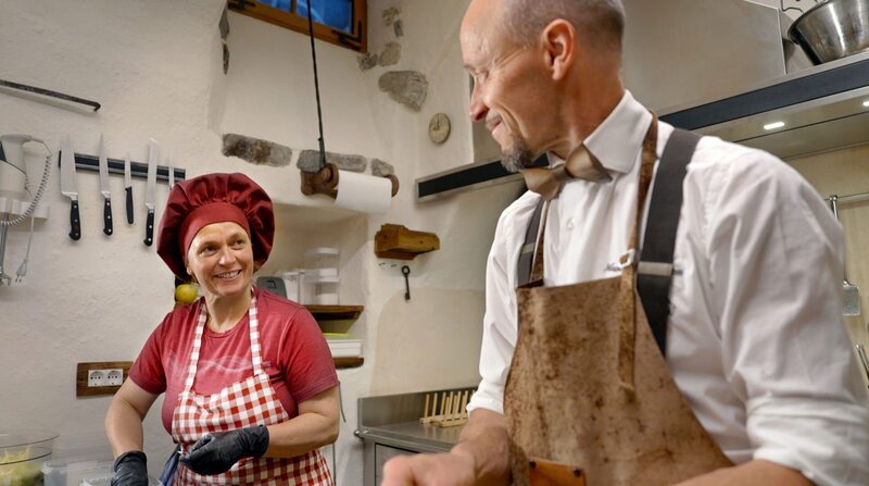 Paradies für Feinschmecker in den Bergen Norditaliens: Die Wirte Gemma und Klaus Insam auf dem Paratoni-Hof in den Dolomiten bereiten für ihre Gäste ein ladinisches Menü zu. – Bild: SWR/Bilderfest GmbH/Nikolas Winter Paradies für Feinschmecker in den Bergen Norditaliens: Die Wirte Gemma und Klaus Insam auf dem Paratoni-Hof in den Dolomiten bereiten für ihre Gäste ein ladinisches Menü zu. – Bild: SWR/Bilderfest GmbH/Nikolas Winter