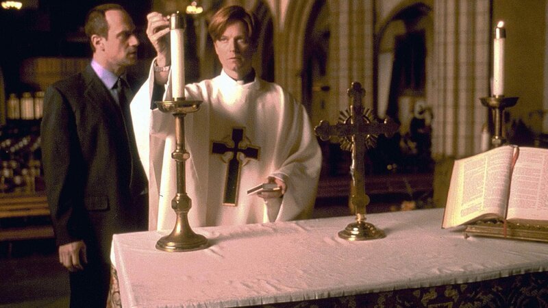 Die Kirche, die von Pater Michael Sweeney (Eric Stoltz, r.) betreut wird, fällt einem Brandanschlag zum Opfer. Unter den Trümmern des Gotteshauses entdeckt man den Leichnam eines Transvestiten. Detective Elliot Stabler (Christopher Meloni) ermittelt nun. – Bild: RTL