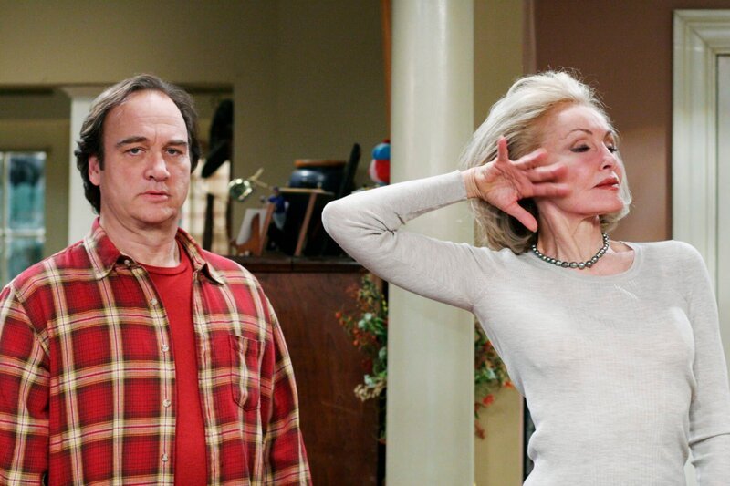 Jim (Jim Belushi, l.); Julie (Julie Newmar, r.) – Bild: Disney /​ © 2013 The Walt Disney Company Germany