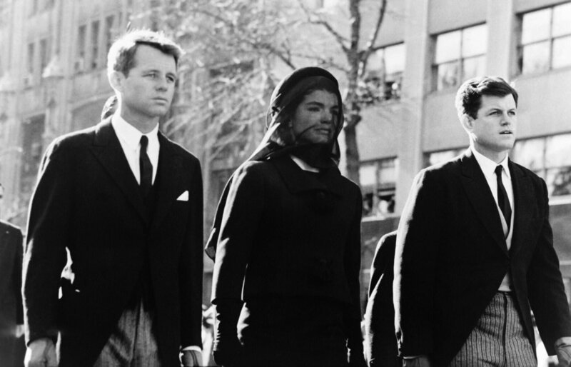 Robert Kennedy und Edward Kennedy gehen mit ihrer Schwägerin, der ehemaligen First Lady Jacqueline Kennedy, während der Beerdigung von Präsident John F. Kennedy am 25. November 1963 in Washington, D.C. – Bild: Gamma-Keystone /​ Getty Images