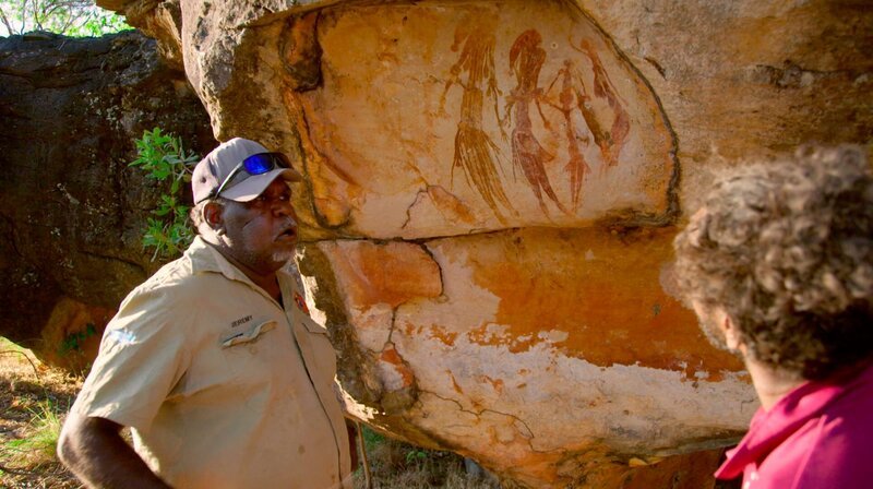 Auch die Schöpfungsmythen werden vom Stammesältesten der Wunambal-Gaambera nur mündlich überliefert. – Bild: NDR/​Peter Moers
