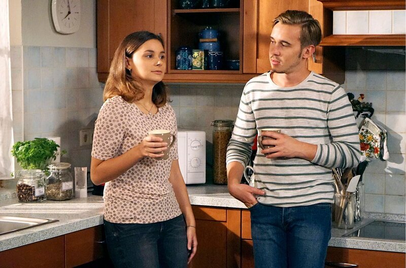Jenny (Julia Obst) ist genervt von der momentanen Wohnsituation und macht Sebastian (Dominik Stricker) klar, dass sie eine eigene Wohnung möchte. – Bild: SWR/​Krieg