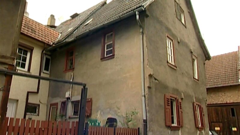 Mit einem Kleinkind und ohne Geld kehren Darren und Melanie von Australien zurück nach Deutschland. Sie erstehen ein stark sanierungsbedürftiges Haus. Nach einem Streit mit Melanies Eltern zieht die Familie kurzerhand auf die Baustelle. – Bild: RTLZWEI