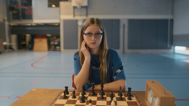 Floor (Bobbi Mulder) spielt ein Schachturnier, obwohl sie überhaupt keine Ahnung hat. – Bild: NDR/​NL Film