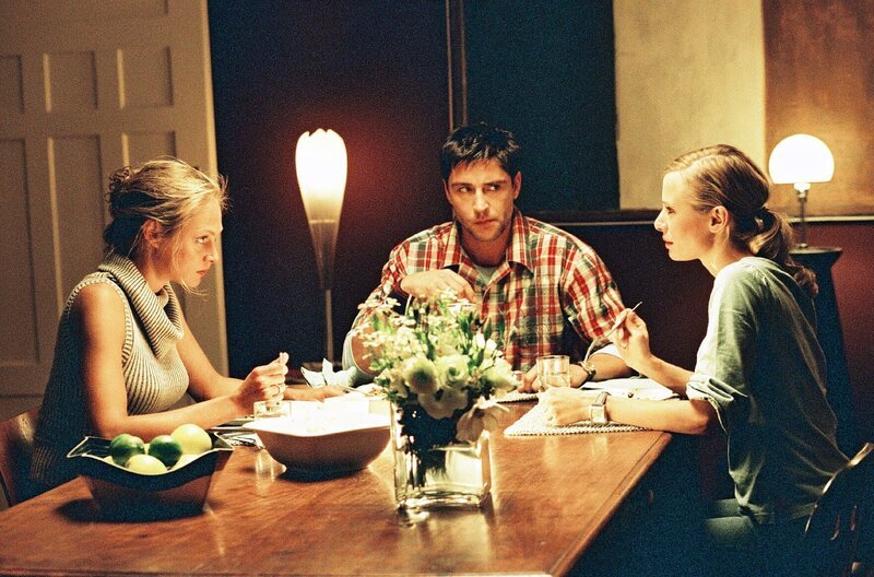 Max (Oliver Bootz, M.) ist über die knisternde Spannung, die zwischen seiner Frau Katrin (Sophie von Kessel, l.) und seiner Kollegin Franziska (Nadeshda Brennicke, r.) existiert, überrascht. – Bild: SAT.1 /​ Christian A. Rieger Eigenproduktionsbild frei