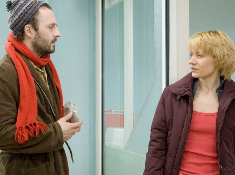 Niels van Gusten (Robert Schupp) und Lisa Böttger (Jennipher Antoni) finden beieinander Trost. Lisa, wegen ihrer enttäuschten Liebe zu Erik und Niels steht wegen seines diabetischen Fußes eine Unterschenkelamputation bevor. – Bild: MDR/​Krajewski