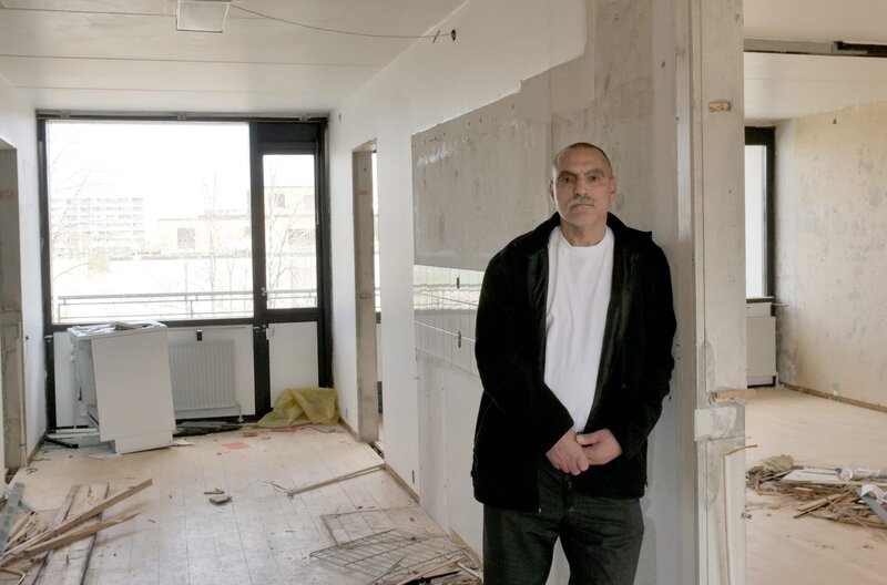 Ezzedine Assam in einem geräumten Wohnblock in Gellerup. – Bild: NDR/​Matthias Sdun