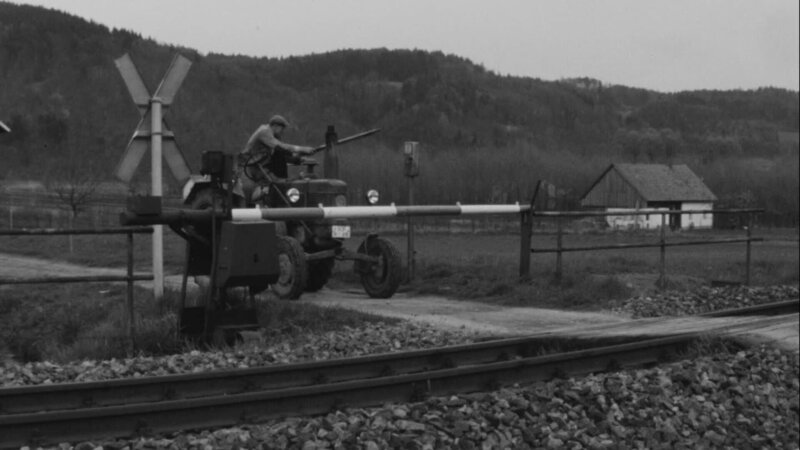 Bahnübergang auf dem Land – unkonventionelle Bedienung einer Anrufschranke. – Bild: BR /​ BR