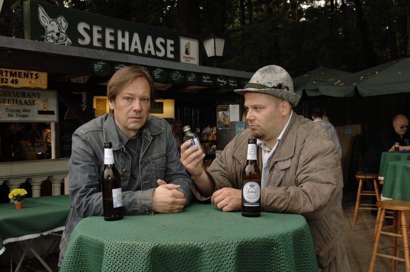 Mit Wehmut erinnert sich Armin (Rainer Will, l.) an die Trennung von Susanne und erzählt seinem Trinkkumpan (Kilian Graul, r.) davon … – Bild: SAT.1 /​ Claudius Pflug