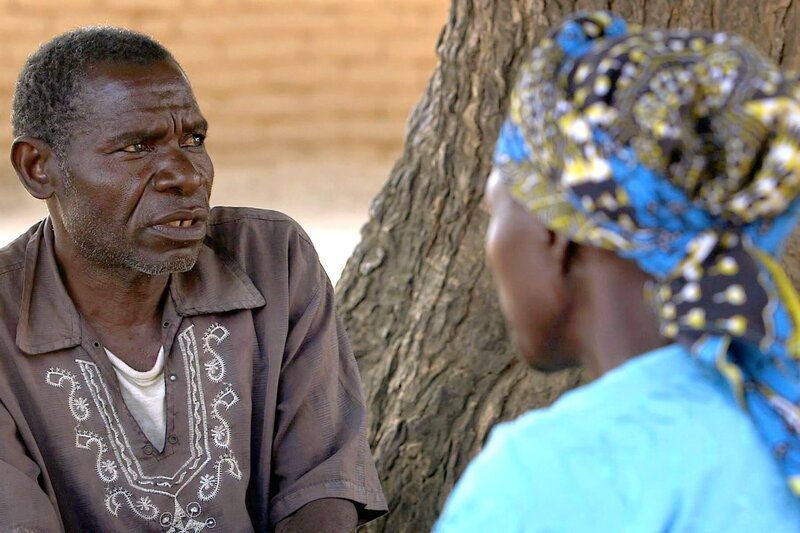 Kachepa Bulumeni arbeitet als traditioneller Heiler in Malawi. – Bild: Bonne Pioche Télévision