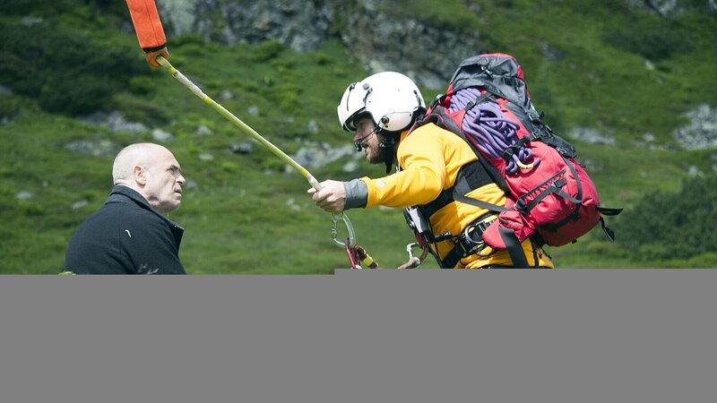 Norbert Bichler (Peter Kremer, l.) ist überrascht, Markus Kofler (Sebastian Ströbel, r.) hier zu sehen. Der weiß über Norbert Bichlers Gesundheitszustand Bescheid. Aber Norbert will kein Mitleid. – Bild: ZDF und Thomas R. Schumann