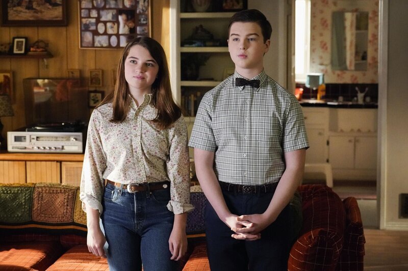 Missy Cooper (Raegan Revord, l.); Sheldon Cooper (Ian Armitage, r.) – Bild: 2023 Warner Bros. Entertainment Inc. All Rights Reserved. /​ Bill Inoshita Lizenzbild frei