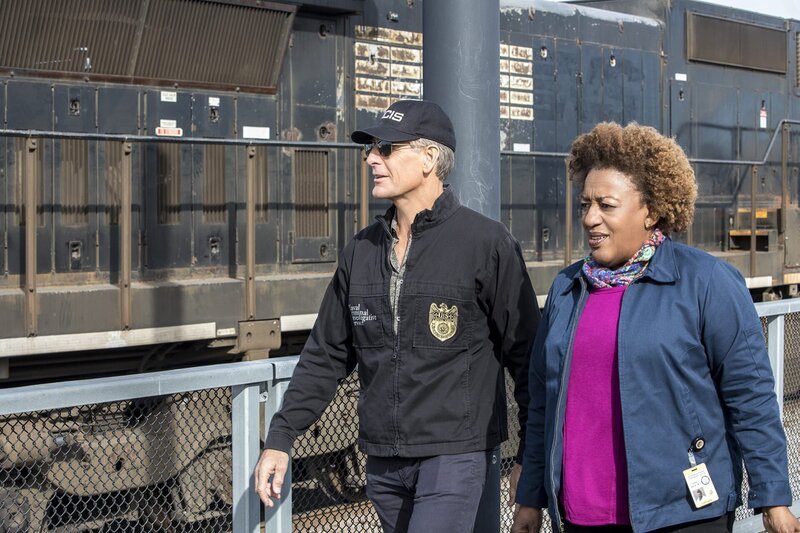 (v.l.n.r.) Dwayne Pride (Scott Bakula); Dr. Loretta Wade (CCH Pounder) – Bild: CBS Broadcasting, Inc.