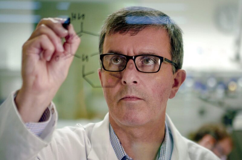 Professor John Sutherland interessiert sich für den Prozess, der Zellen antreibt. – Bild: ARTE France /​ ARTE France/​Curiosity Stream
