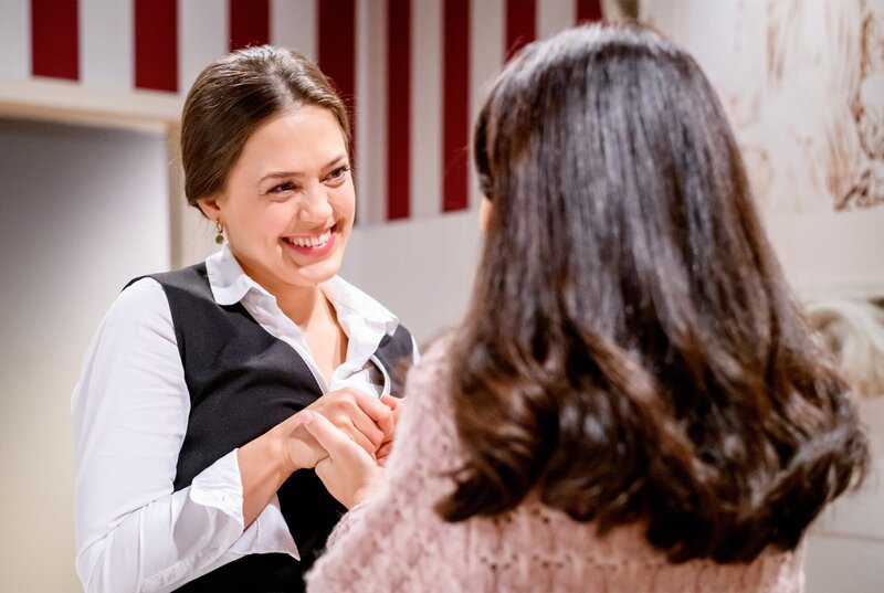Maxi (Katharina Scheuba, l., mit Yeliz Simsek, r.) ist glücklich, dass Henry sich wirklich durch eine Hochzeit zu ihr bekennen würde. – Bild: ARD/​WDR/​Christof Arnold