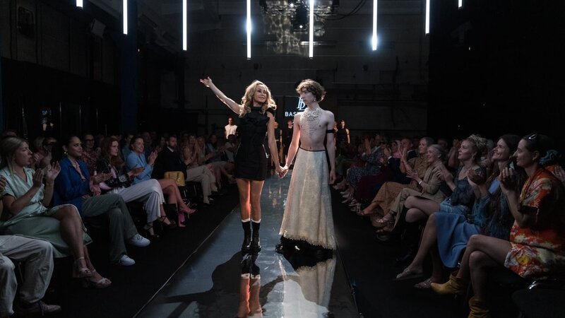 Die Fashion Show der Modedesignerin Bastienne (Kristina Korsholm) ist begehrt – und der Konkurrenzdruck unter den Models, auch bei Jonathan (Oskar Ruskjær), entsprechend groß. Musste deshalb einer von ihnen sterben? – Bild: ZDF und Henrik Petit