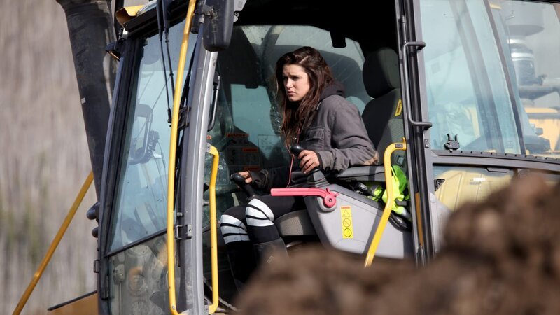 Emily Gorham in an excavator. – Bild: Discovery Communications
