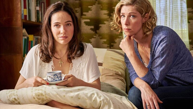 Conny (Brigitte Zeh, r.) kümmert sich um Magda (Verena Altenberger), die sich den Knöchel verstaucht hat und nicht mehr arbeiten kann. Doch wer kümmert sich um Waltraud? – Bild: RTL /​ Reiner Bajo