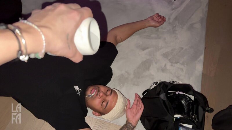 S03E188: Am letzten Tag auf Málaga geht es für Kevin und Julia in die Foodhalle. Es wird geschlemmt, bis der Flieger kommt. Am Abend wird Kevin noch prompt gepranked. – Bild: RTLZWEI