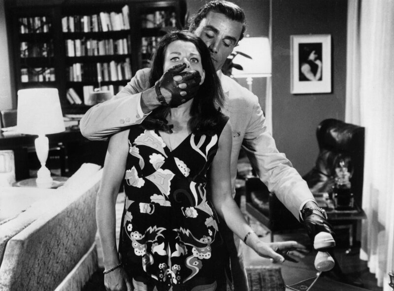 Die Chemikerfrau Erika Greven (Ingrid Capelle) wird ausgerechnet an ihrem Geburtstag von dem Ganoven Jost Tölke (Sieghardt Rupp) entführt. – Bild: NDR/​Lilo-Foto