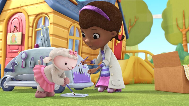 DOC MCSTUFFINS – „Doc McStuffins Goes McMobile“ – Doc and her dad build a mobile clinic so she can fix toys when she’s away from home. This episode of Disney Junior’s „Doc McStuffins“ airs FRIDAY, SEPTEMBER 6 (10:00 AM – 10:30 AM ET/​PT) on Disney Junior. (DISNEY JUNIOR) LAMBY, DOC – Bild: Disney Junior
