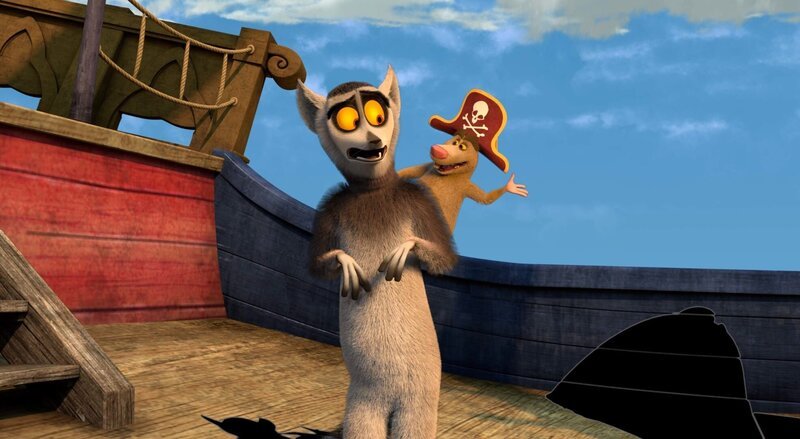 Captain Ethan (re.) hält King Julien auf seinem Schiff gefangen. – Bild: ORF/​Universal