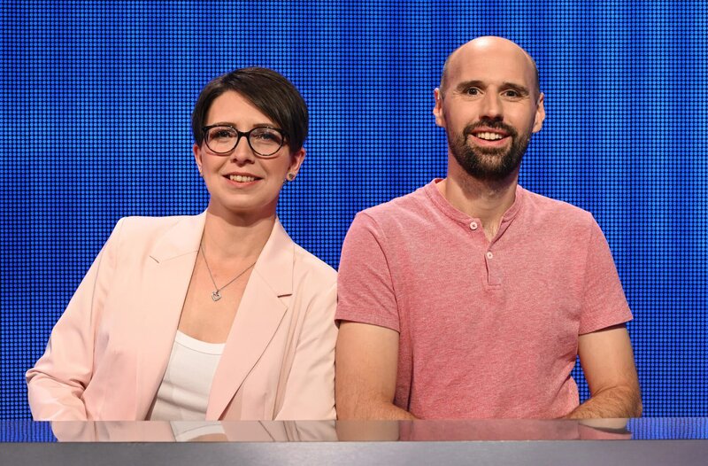 Die Kandidat:innen: SR-1-Hörerin Lisa Schneider (l.) mit SR-1-Moderator Marc-André Kruppa (r.). – Bild: ARD/​Uwe Ernst