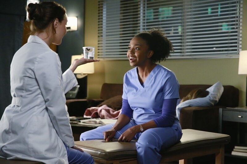 Während Meredith immer noch von den vergangenen Ereignissen geprägt ist, können Jo (Camilla Luddington, l.) und Stephanie (Jerrika Hinton, r.) nicht glauben, was in Andrea’s Nase war … – Bild: American Broadcasting Companies, Inc.