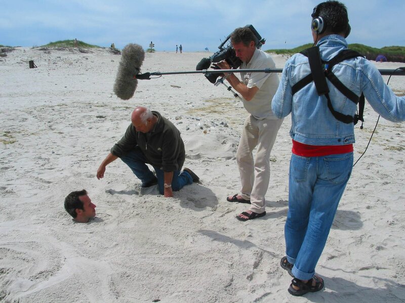 Aufnahmen am Strand von Helgoland mit Willi und dem Seehundschützer Dieter. – Bild: BR/​megaherz gmbh