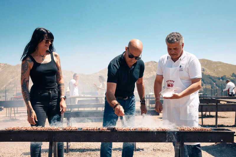 Stanley discovers unexpected delights in this wildest of regions, Abruzzo, one heís never visited before. He stops at an iconic BBQ joint called Ristoro Mucciante and meets food and motor journalist Cristina Bachetti, left and cooks with one of the owners, Rodolfo Mucciante. – Bild: National Geographic/​Matt Holyoak