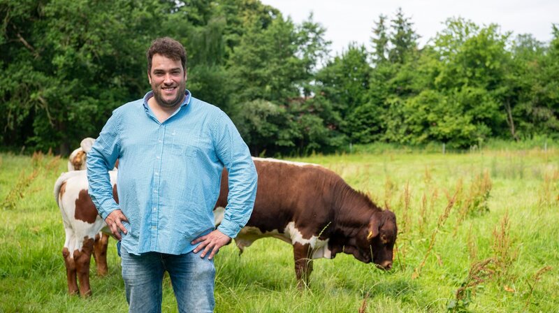 Hühner, Rinder, Schweine und Felder mit Ackerbau – wenn Kinder einen Bauernhof malen würden, könnte er aussehen, wie der Biohof Wiehenglück in Hüllhorst. Gastgeber Eyke Pahmeyer ist Bauer aus Leidenschaft. – Bild: WDR/​Melanie Grande