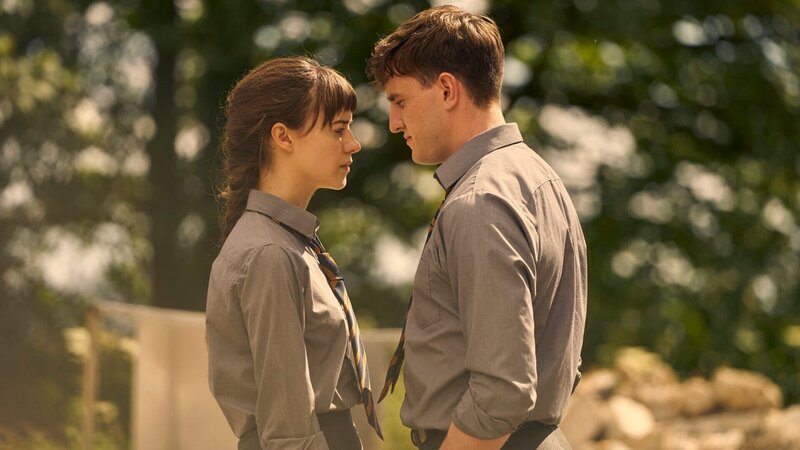 Zwischen dem allseits beliebten Sportass der Schule Connell (Paul Mescal) und der stillen introvertierten Außenseiterin Marianne (Daisy Edgar-Jones) funkt es gewaltig. – Bild: ZDF