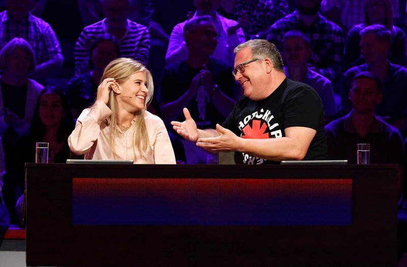 Rateteam-Kapitän Elton (r.) und die Kunstturnerin Emma Malewski (l.) bilden ein Rateteam. – Bild: ARD/​Morris Mac Matzen