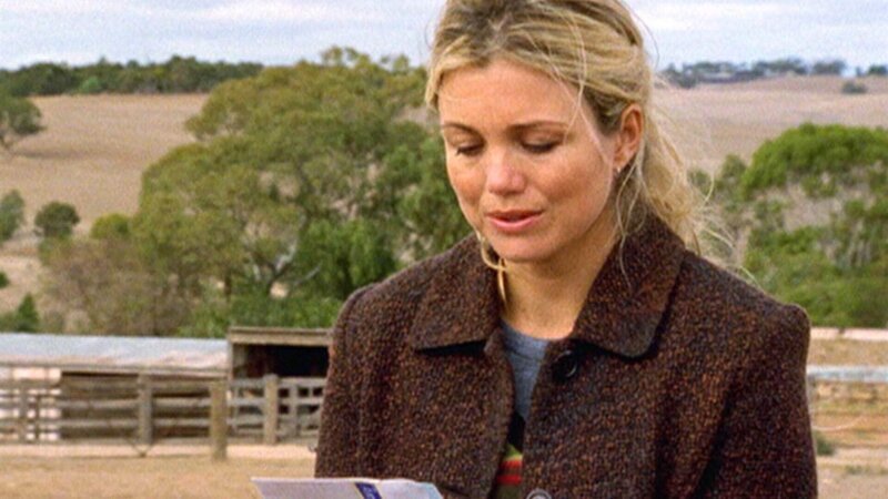 Tess (Bridie Carter) liest den Liebesbrief von Nick, den er vor seinem Tod geschrieben hat. – Bild: TVNOW