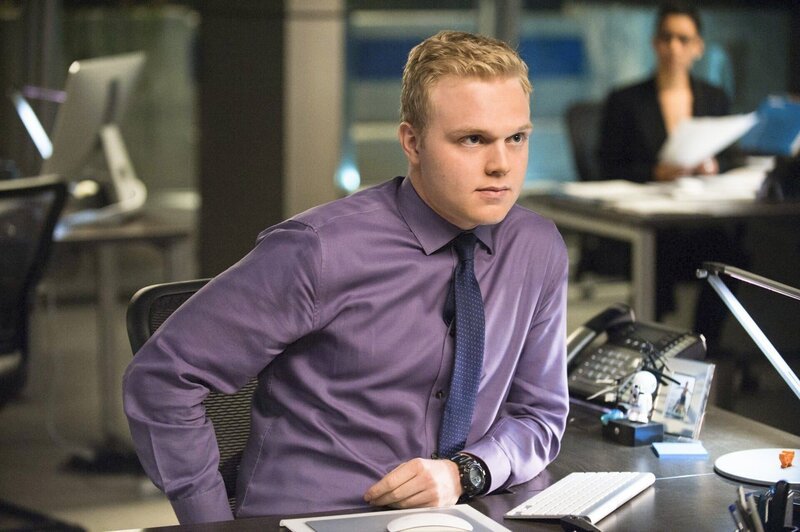 Gemeinsam mit Jane und Lisbon, versucht Jason (Joe Adler), Abbott vor der Rache von Bill Peterson zu bewahren … – Bild: Warner Bros. Television