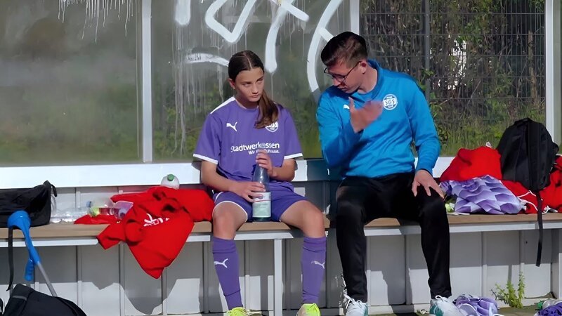 Coaching am Spielfeldrand: Eriona und die Mannschaft bekommen es mit einem aggressiven Gegner zu tun. – Bild: WDR/​Karin de Miguel Wessendorf/​Jennifer Günther/​Conny Beißler/​Gerardo Milsztein