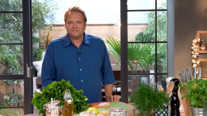 So schmeckt der Niederrhein, wenn Björn Freitag es auf der Pfanne hat! Mehr denn je liegt die regionale Küche voll im Trend und ist auf jeder guten Speisekarte zu finden. – Bild: WDR/​talpa GmbH